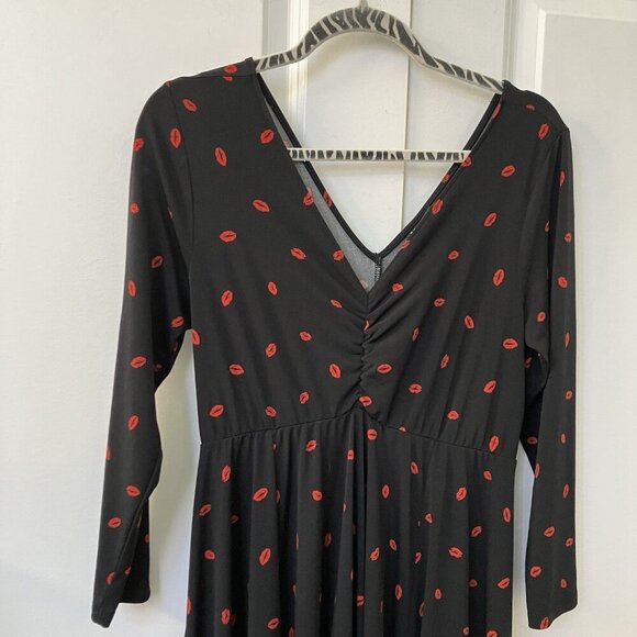 Torrid Size 00  Black Lipstick Kiss Skater Dress  V-neck EUC! - Picture 3 of 11